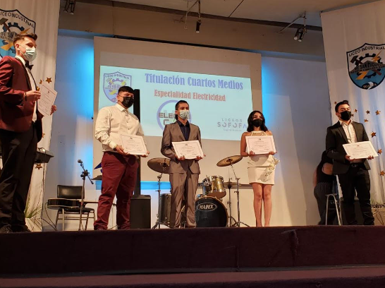 Liceo Industrial de San Miguel Agustín Edwards Ross realiza ceremonia de titulación para egresados en 2019 y 2020