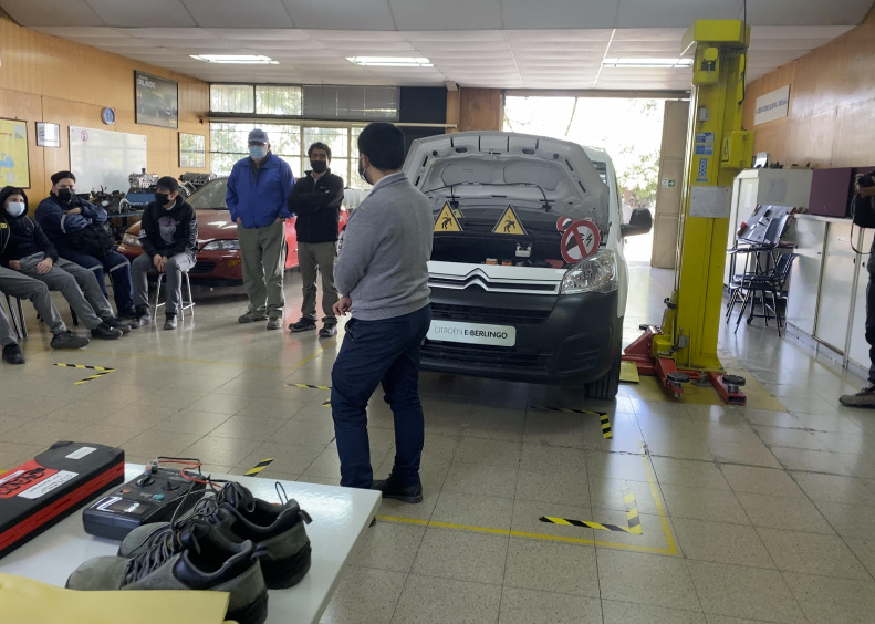 Estudiantes de cuarto medio del Liceo Industrial Domingo Matte reciben capacitación de INACAP con autos Híbridos