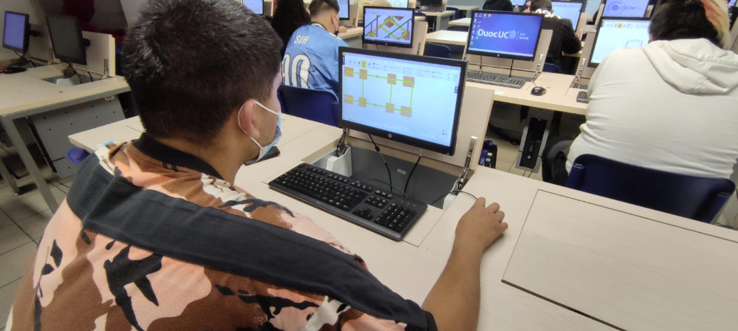 Estudiantes de cuarto medio C del Liceo Industrial de San Miguel Agustín Edwards Ross realizan Alternancia en DUOC UC