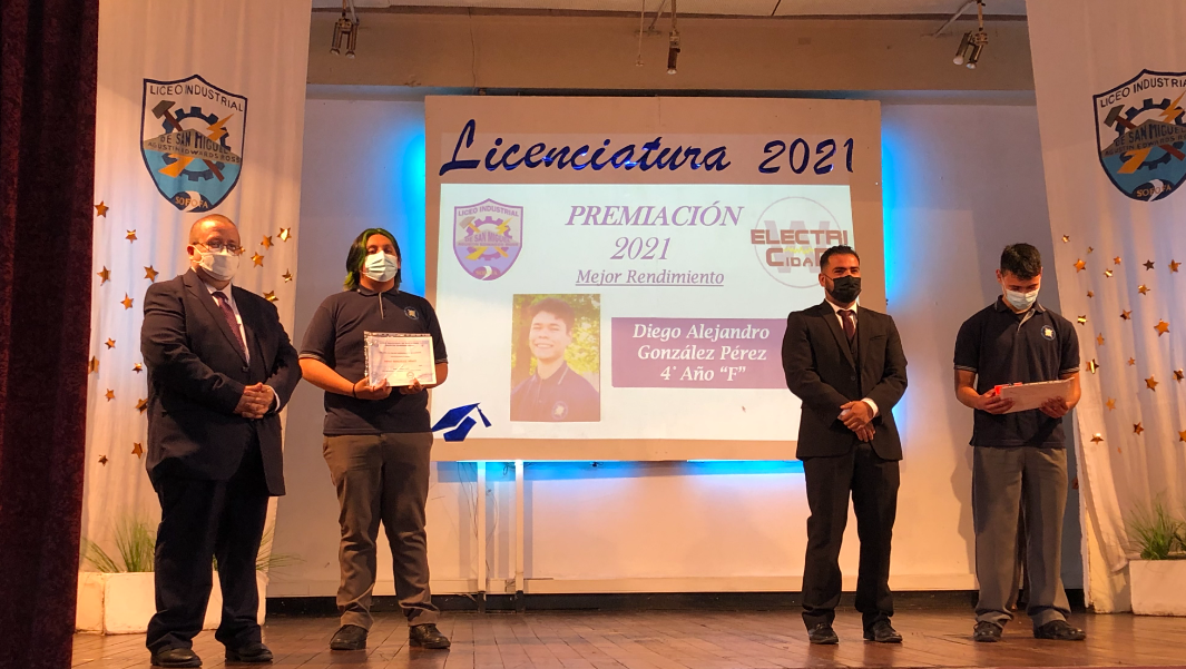 Liceo Industrial de San Miguel Agustín Edwards Ross realiza Licenciatura de la promoción 2021